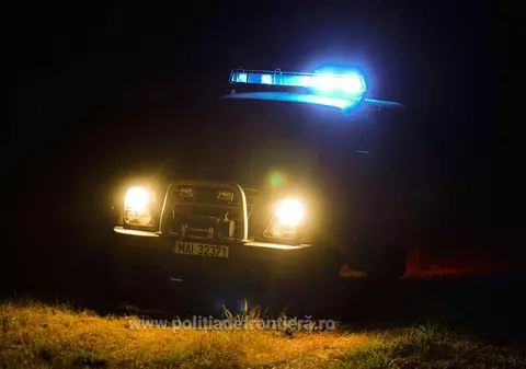 FOTO | Opt cetăţeni din Irak şi Siria, printre care și un bebeluș de șapte luni, prinși de poliţiştii de frontieră din Bihor
