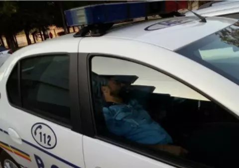 Dezvăluire șocantă despre polițistul din Argeș fotografiat „dormind” în timpul serviciului. „Are cancer”
