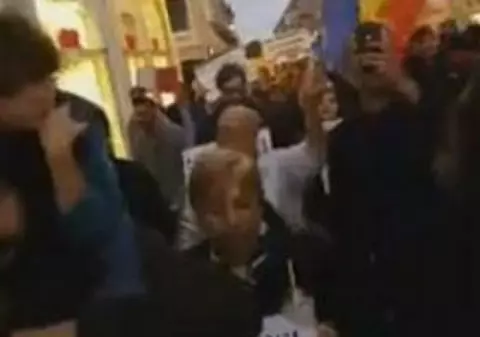 Protest în Brașov. Peste 150 de oameni s-au adunat în fața prefecturii și cer continuarea lucrărilor la aeroport