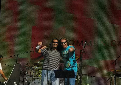 EXCLUSIV/ Solistul trupei Krypton, Gabi Nicolau, și-a revenit după operația pe corzi, dar nu pe deplin. Guriță este asistat în concerte de Rafael!