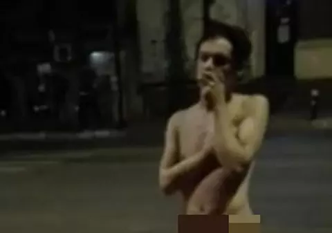 S-a dezbrăcat pe un bulevard din Pitești. Imagini șocante, suprinse în trafic