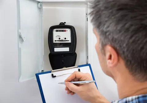 LIBERTATEA TE AJUTĂ: Schimbarea titularului unui contract de energie electrică. Cum procedezi și de ce acte ai nevoie