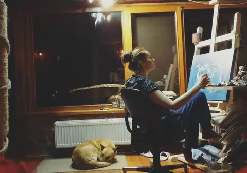 E fiică de preot și a crescut într-un sat de munte din România. A vândut un tablou în bitcoin, în Hong Kong, și acum pleacă în Japonia!