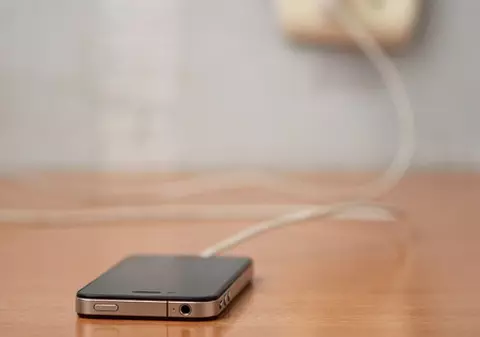 Ce se întâmplă dacă îţi laşi telefonul la încărcat toată noaptea