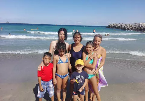 VIDEO REPORTAJ/ Un vis împlinit pentru 18 copii orfani! ”Tatăl adoptiv” i-a dus în vacanță la mare
