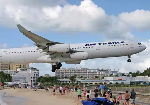 VIDEO | Unul dintre cele mai faimoase aeroporturi din lume, distrus de uraganul Irma