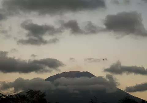 Peste 130.000 de oameni, evacuați din cauza unui vulcan în Bali. Ar putea să erupă oricând