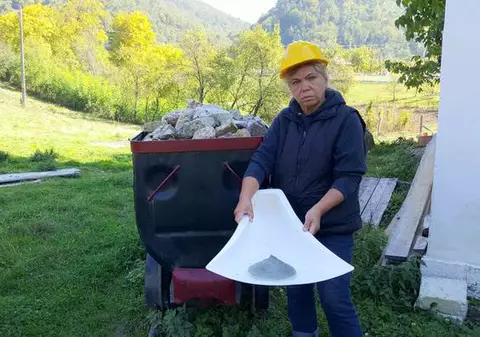 Singura căutătoare autorizată de aur aluvionar le arată turiștilor cum era găsit prețiosul metal în trecut