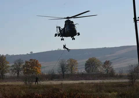 GALERIE FOTO | Exerciţiu militar spectaculos la Târgu Mureş. Elita forțelor speciale, antrenamente la limită