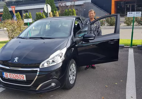 FOTO | A câştigat marele premiu la ”Marea Dezlipeală”. Doamna Elisabeta a plecat acasă cu Peugeot 208