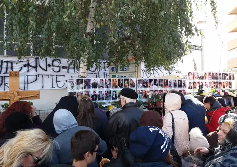 Doi ani de la tragedia din Colectiv! Doar câteva zeci de persoane, la slujba de pomenire din fața clubului ucigaș. Prea puțini oameni pentru un Colectiv așa de mare!