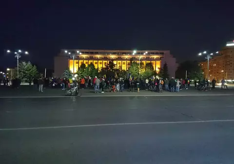 Protest în Piața Victoriei. Aproximativ 100 de oameni s-au adunat în fața Guvernului / FOTO