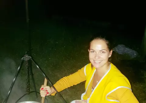 Deea Maxer a făcut 103 borcane de zacuscă. Imagine de colecție cu soția lui Dinu