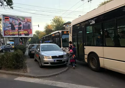 Zonă din București unde oamenii nu au loc să circule pe trotuare din cauza mașinilor parcate / FOTO