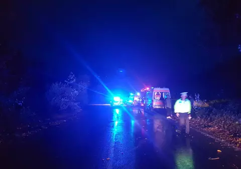 FOTO | Patru persoane rănite la Bacău, după ce s-au răsturnat cu mașina din cauza condițiilor meteo