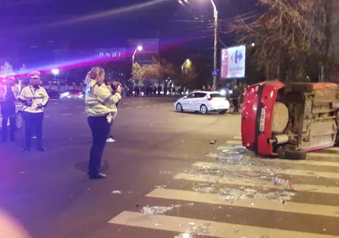 VIDEO / EXCLUSIV / Accident spectaculos în București. Un șofer s-a dat cu mașina peste cap
