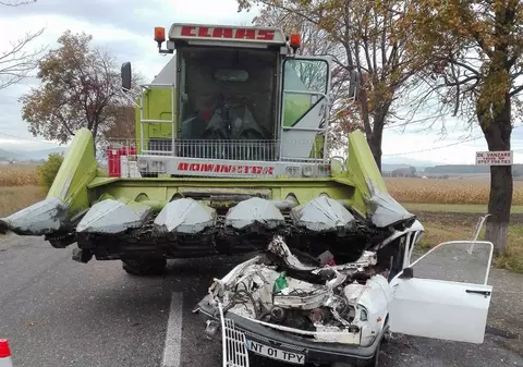 FOTO| Accident violent în Timișești, județul Neamț. A murit, după ce a intrat cu mașina sub o combină