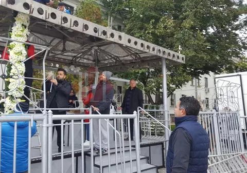 Baldachinul cu racla Sfintei Parascheva, decorat de o familie din București, de peste 10 ani.  „Am vrut să facem o culoare care să specifice bucurie”