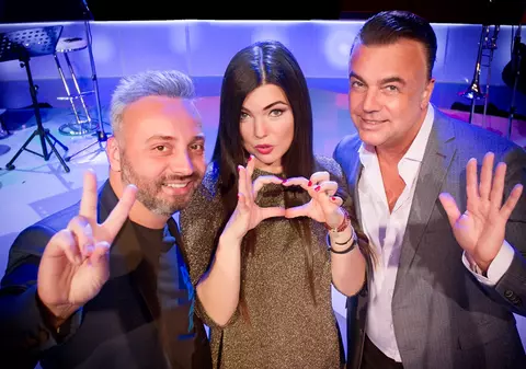 „Duelul pianelor” revine în forță. Adrian Enache, omagiu pentru Elvis Presley