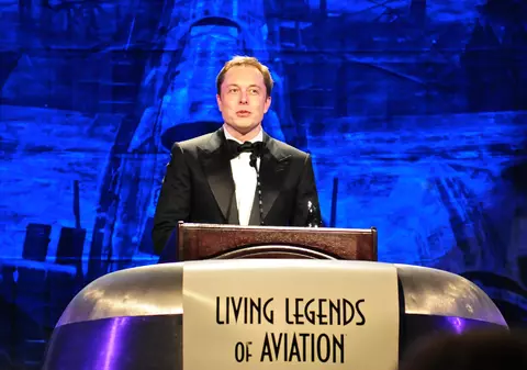 VIDEO / Elon Musk a fost introdus în galeria inventatorilor celebri din Star Trek, alături de frații Wright și Zefram Cochrane, ”inventatorul” motorului superluminic