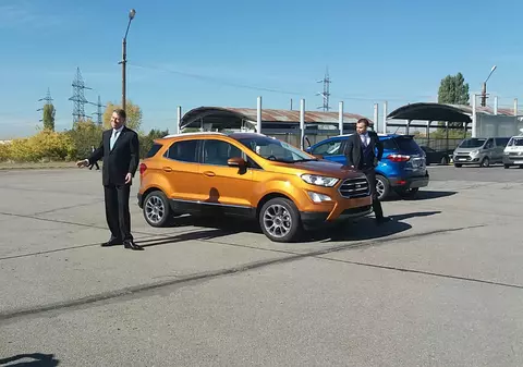 Klaus Iohannis a testat noul Ford EcoSport, cu Simone Tempestini, campionul României la raliu. Președintele, la un pas de a lovi o bordură | FOTO ȘI VIDEO