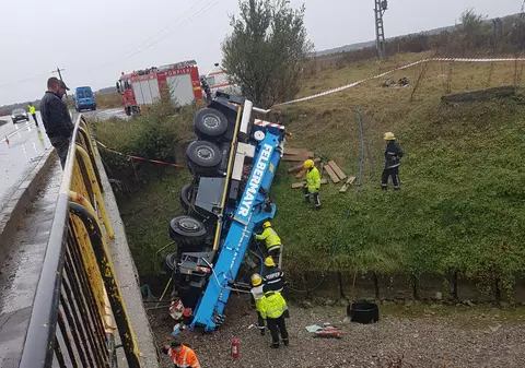 O macara a căzut într-un șant pe DN 72. Șoferul a decedat