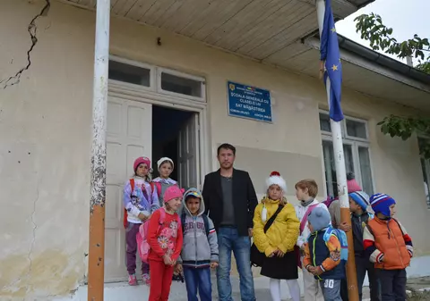 VIDEO REPORTAJ| Condițiile de neimaginat în care învață elevii unei școli din Vaslui. "Împart" cu șoarecii cornul de la Guvern și aleargă prin curte ca să se "dezmorțească" de frig