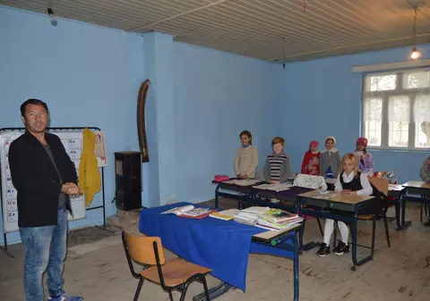 VIDEO REPORTAJ| Condiții de neimaginat pentru elevii unei școli din Vaslui. "Împart" cu șoarecii cornul de la Guvern și aleargă prin curte ca să se "dezmorțească" de frig