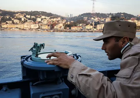 VIDEO | Marinarii români de pe Fregata „Regele Ferdinand” se luptă cu migrația ilegală în Marea Mediterană