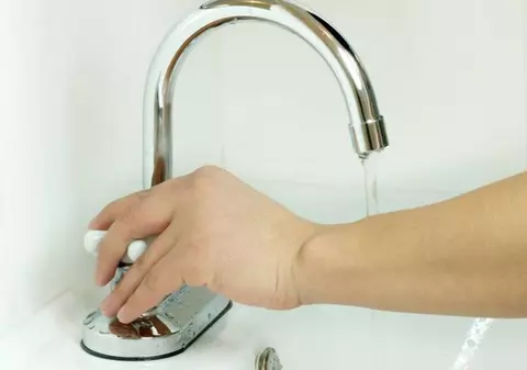 Peste 200 de gospodării din satul prahovean Urleta, fără apă din cauza unui muncitor care a rupt firele electrice ale stației de pompare