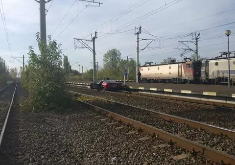FOTO | Un Corvette s-a făcut praf pe linia ferată, la Buftea