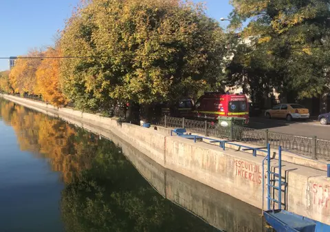 FOTO | Bărbat de 60 de ani, căzut în Dâmbovița și scos de trecători