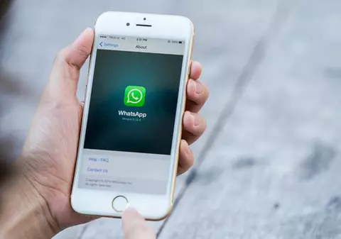 Cum citești un mesaj pe WhatsApp fără sa fii văzut. E foarte simplu