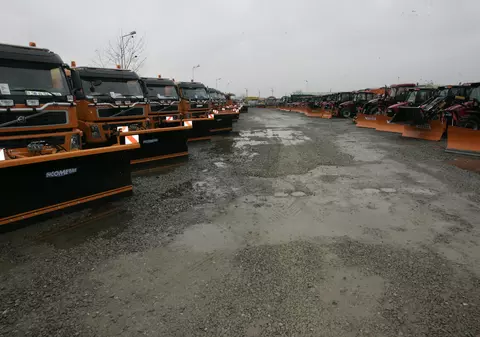 “Noaptea, ca plugarii”. O firmă care produce lenjerie de corp deszăpezește județul Botoșani