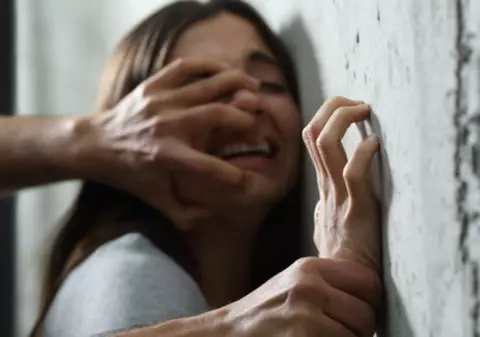 Femeie violată în plină stradă în India și nimeni nu intervine pentru a o ajuta