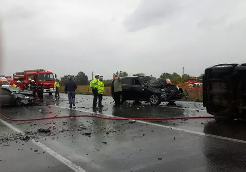 VIDEO | Accident grav la Urziceni. S-a activat PLANUL ROȘU de intervenție. Un mort și 14 răniți