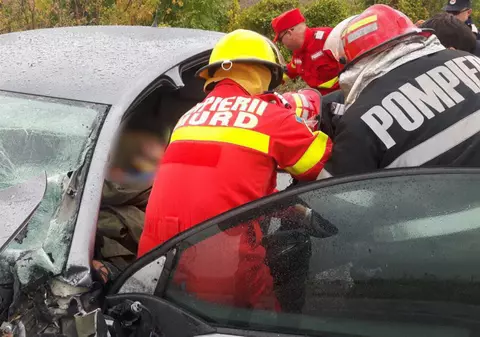 Accident pe DN 10, în zona comunei Cislău. Șase persoane au fost rănite