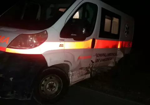 Ambulanță implicată într-un accident, în județul Dâmbovița. Transporta un copil bolnav la spitalul din Titu, când a fost lovită de un alt autoturism