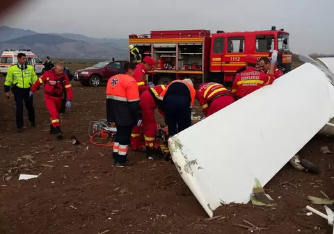 Cine este pilotul care a aterizat forțat în Alba. Bărbatul rănit urmează să fie preluat de un elicopter