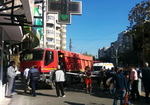 Accident grav în Capitală. O basculantă a lovit patru mașini și apoi a intrat într-o farmacie, în zona Crângași