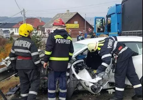 Șofer încarcerat în urma unui accident în Dealu Floreni, județul Suceava. Traficul pe DN17, între Moldova și Transilvania, este blocat