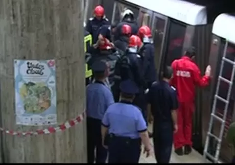 Un bărbat a căzut în faţa metroului, în staţia Republica. Nu se știe dacă a fost un accident sau o tentativă de sinucidere