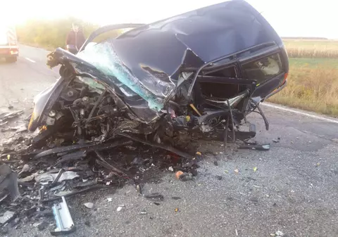 FOTO&VIDEO/ Bilanțul accidentului de pe DN2E a crescut la 5 morți. Un preot, sora, cumnatul şi unul din copiii acestuia au murit în accident