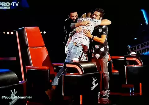 Adi Despot, îmbrățișat de colegi la Vocea României. Antrenorul a fost încurajat înainte de a lua decizia în primul său duel