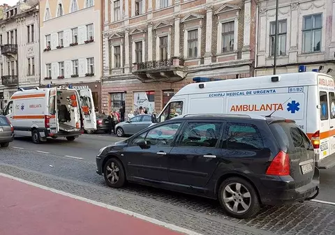 VIDEO | Un clujean a furat cutia milei, dar a fost lovit de o ambulanță în timp ce fugea