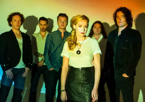 VIDEO/ Gest emoționant al celebrilor rockeri britanici de la Anathema pentru cei pieriți la Colectiv ”Nu v-am uitat!”