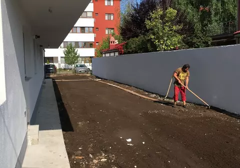 Unde găsești în București apartament mare și curte cu 65.000 de euro?