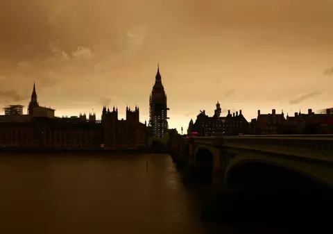 FOTO| Apocalipsă la Londra: Cerul s-a făcut roșu și s-a întunecat în plină zi. Fenomenul cauzat de uraganul Ophelia