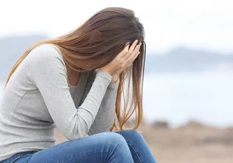 Adela vă sfătuiește în sex și iubire. ”Bărbatul cu care am încheiat relația de acum 2 ani încă nu mă lasă în pace”