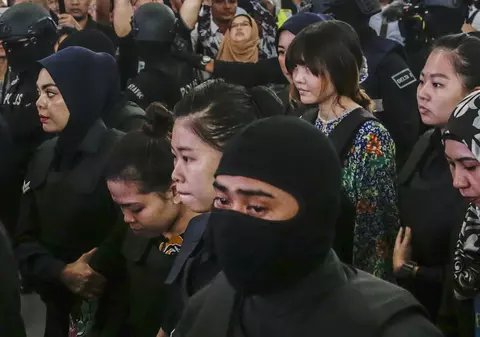 Femeile acuzate de uciderea lui Kim Jong-nam, duse pentru reconstituire la locul crimei